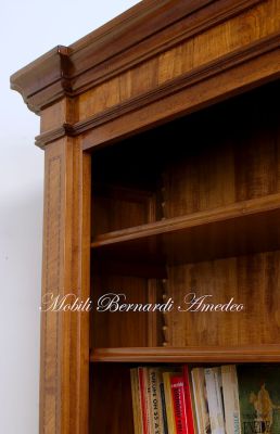 Libreria classica costruita artigianalmente in legno massello di noce con 2 ante intarsiate in ulivo